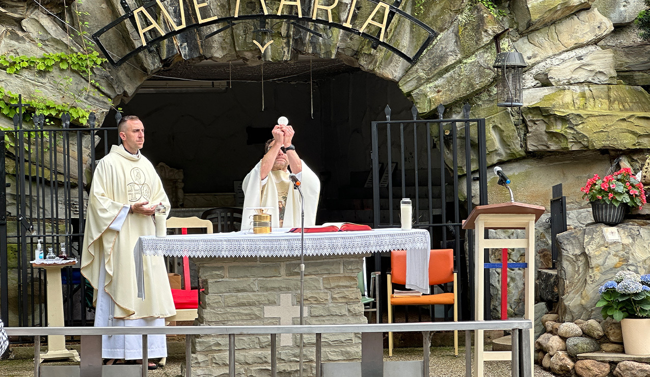 Prayer, procession, Mass, meal highlight teen Jubilee Year pilgrimage