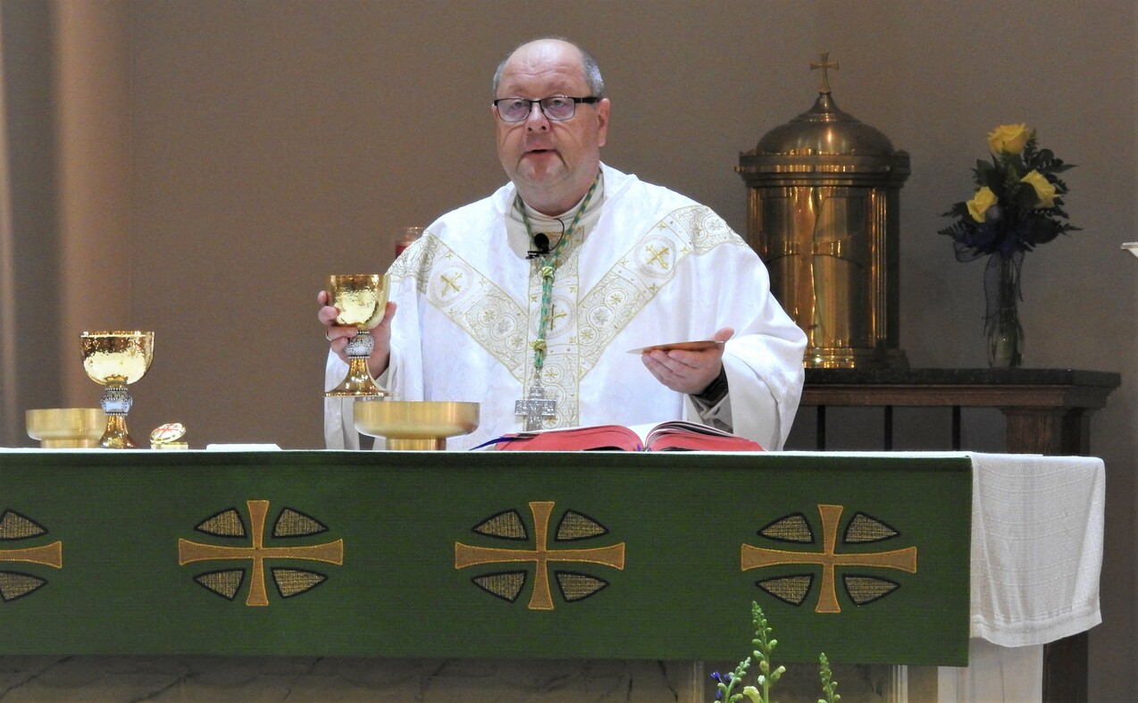 Seton Catholic School welcomes bishop for Mass, tour, lunch