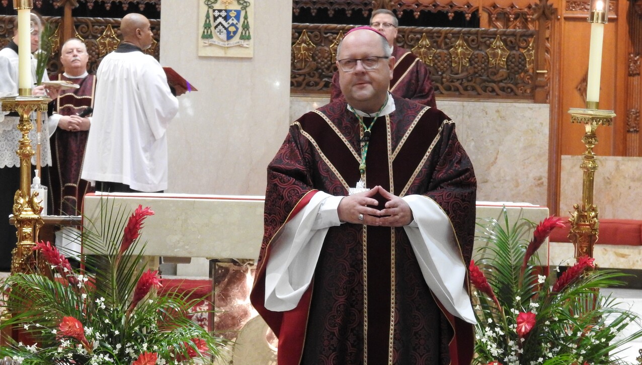 ‘Open yourselves up to the cross of Jesus,’ bishop tells Palm Sunday worshipers