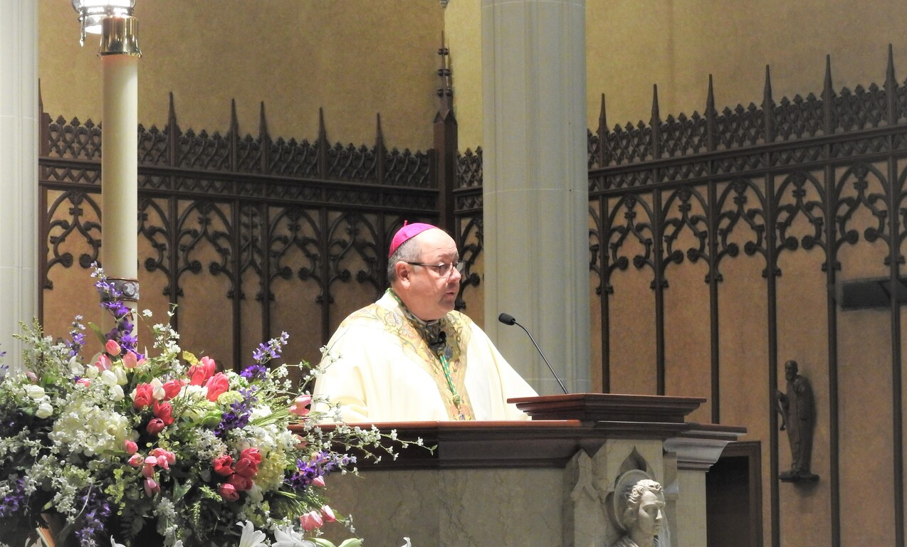 The symbol of death becomes a symbol of life on Easter, bishop tells faithful