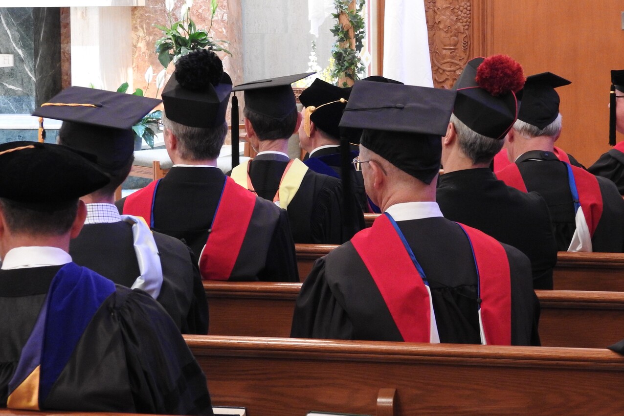 ‘Make life, light of Jesus visible in the world,’ bishop tells Saint Mary Seminary grads 