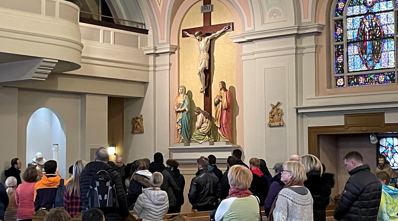 Diocesan pilgrims launch Holy Week by visiting, praying at seven churches