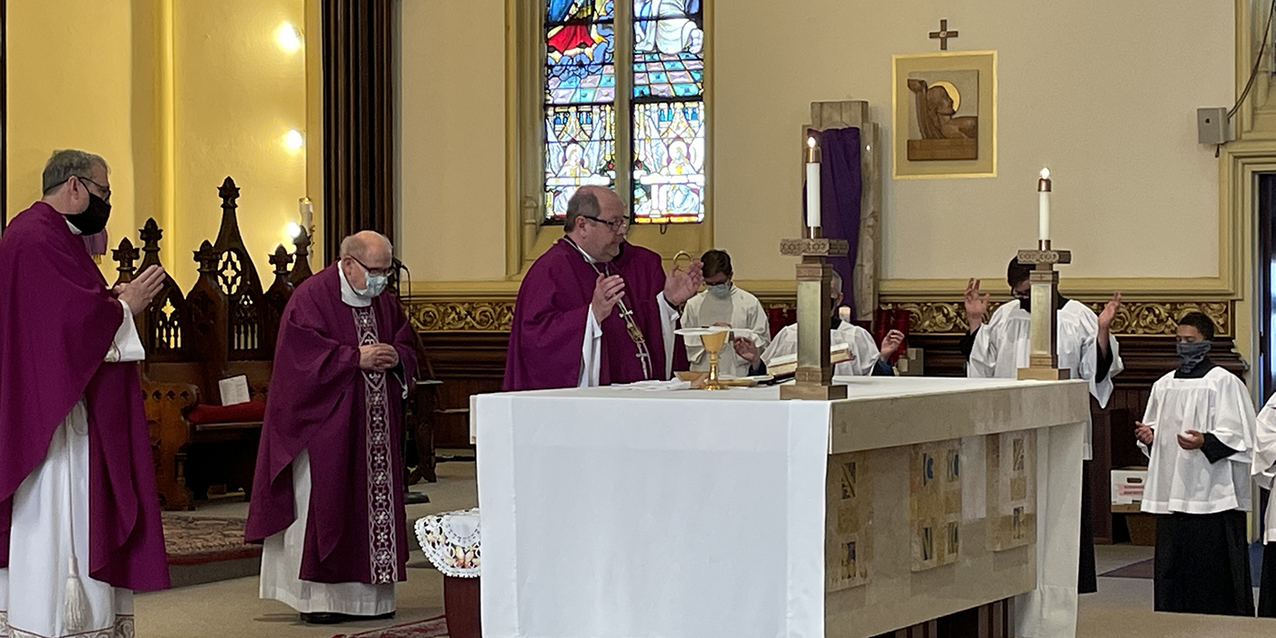 Giving of ourselves is following Jesus’ way, bishop tells faithful at Holy Name Parish