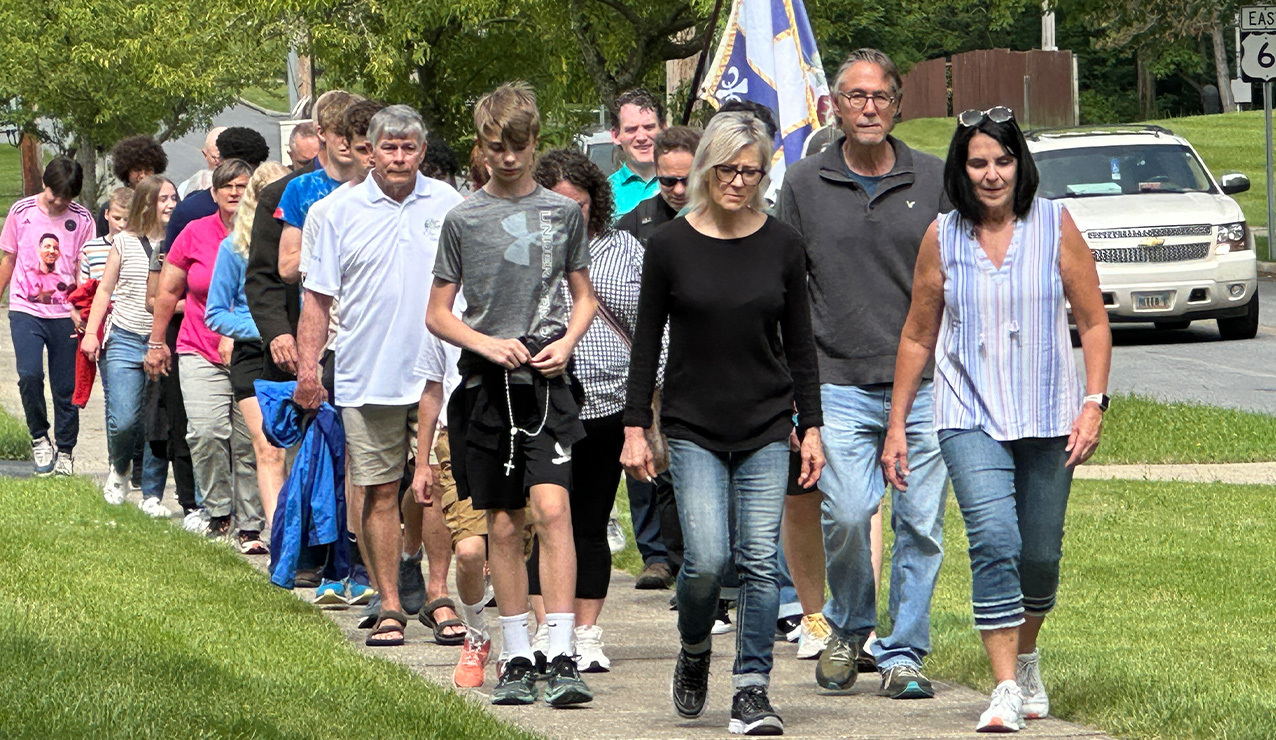Prayer, procession, Mass, meal highlight teen Jubilee Year pilgrimage